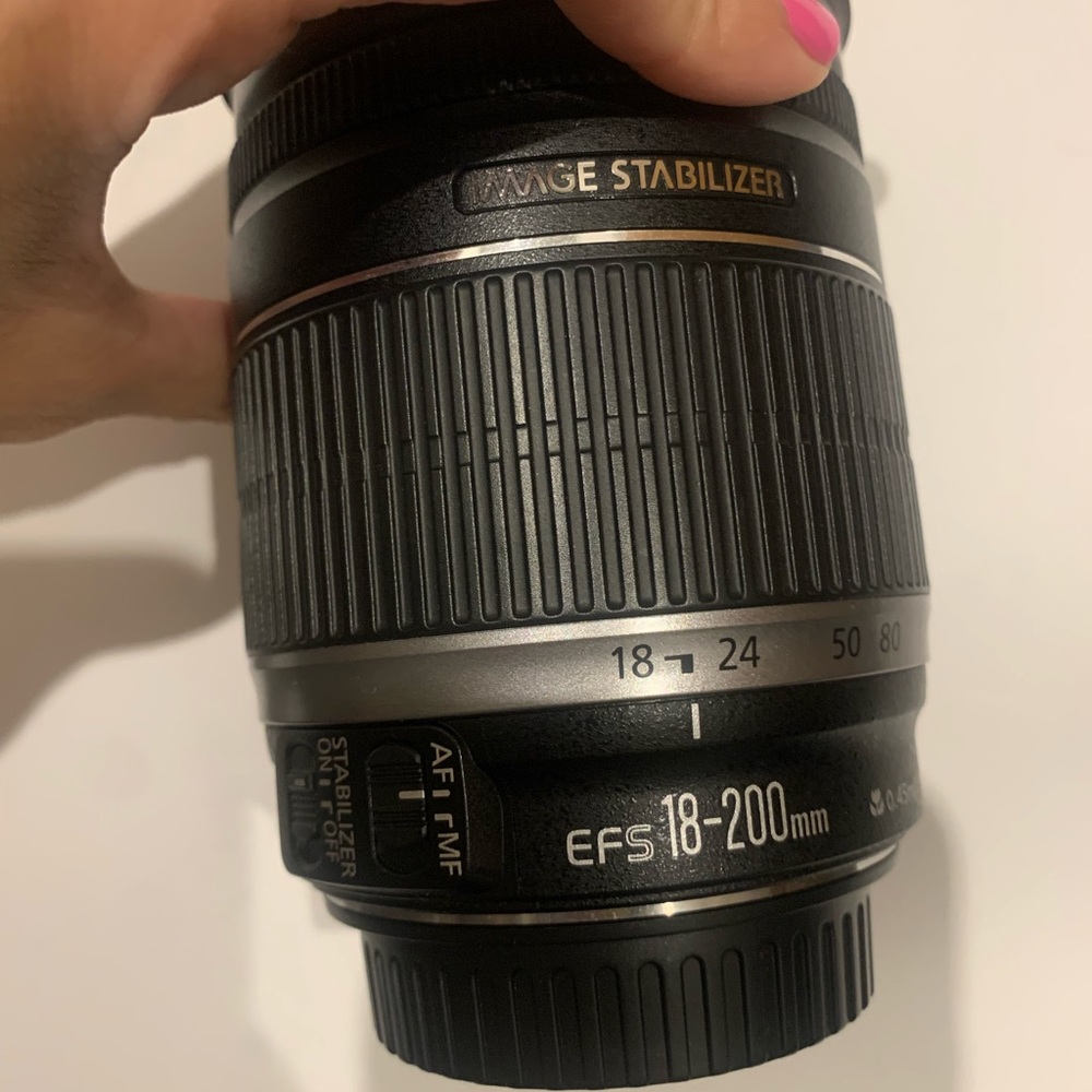 • Canon EF-S 18-200mm f/3.5-5.6 IS Standard Zoom Lens for Canon DSLR Cameras